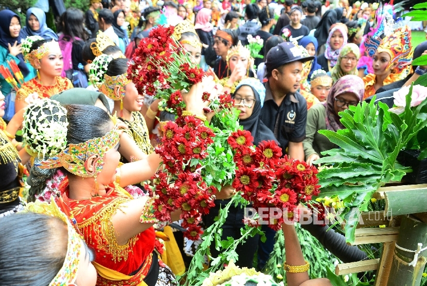   Para pengunjung dan peserta berebut bunga pada Asian Flower Fest Grand Hotel Lembang, Kabupaten Bandung Barat, Selasa (24/10). (Republika/Edi Yusuf)