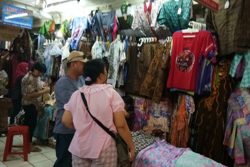 Para pengunjung di Pasar Beringharjo.