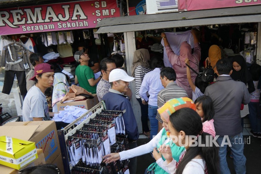 Para pengunjung memadati kios seragam dan berbagai keperluan sekolah di Pasar Kosambi, Kota Bandung, Ahad (16/7).