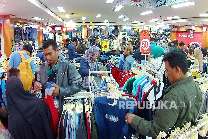 Para pengunjung memilih pakaian di salah satu pusat perbelanjaan, di kawasan Alun-alun Kota Bandung, Rabu (21/6).