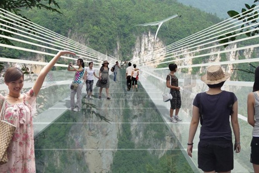 Para pengunjung mencoba jembatan kaca Cina