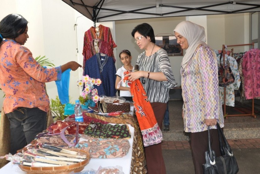 Para pengunjung mengagumi disain, warna, bahan, motif kerajinan dan hasil/kreasi batik Indonesia, bahkan beberapa pengunjung memaksa membeli koleksi yang dimiliki oleh Ibu-Ibu dan masyarakat Indonesia.