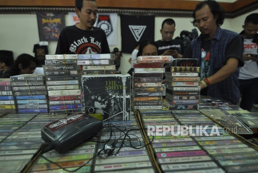 Para pengunjung mengamati aneka kaset pita pada saat Festival Kaset Bandung di Gedung Yayasan Pusat Kebudayaan, Jl Naripan, Kota Bandung, Ahad (2/10).