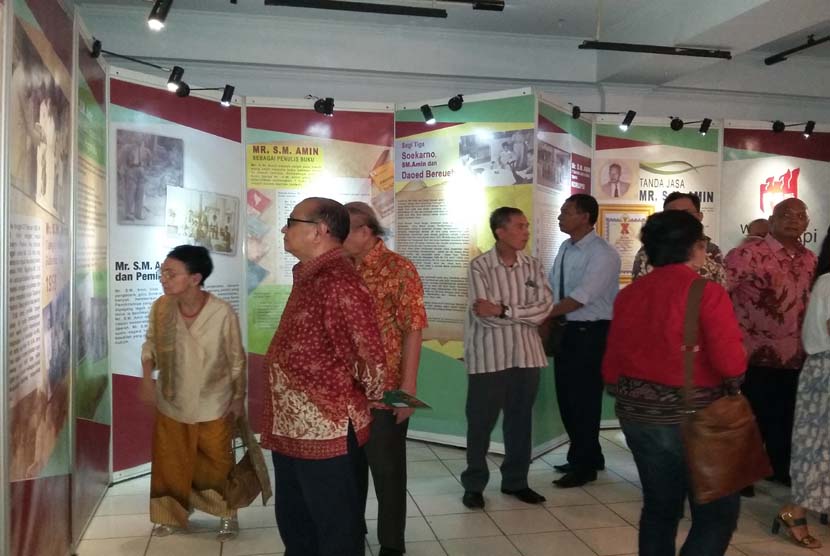 Para pengunjung mengamati berbagai poster mengenai MR SM Amin pada Pameran Kiprah Perjuangan MR SM Amin dan Pemuda Sumatera di Museum Sumpah Pemuda Jakarta. Pameran dibuka tanggal 28 Oktober 2015 dan akan berlangsung hingga 11 November 2015.