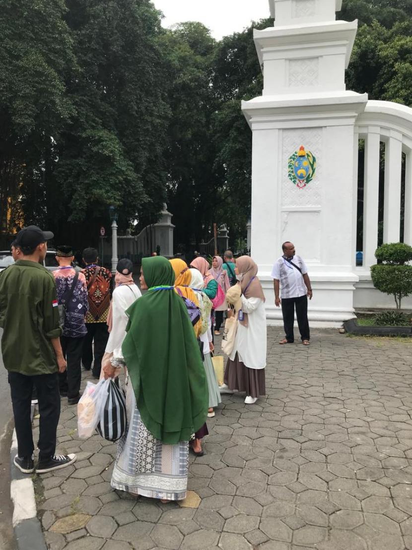 Para pengunjung Muktamar memadati kasawan Gladak, Solo, (18/11/2022).