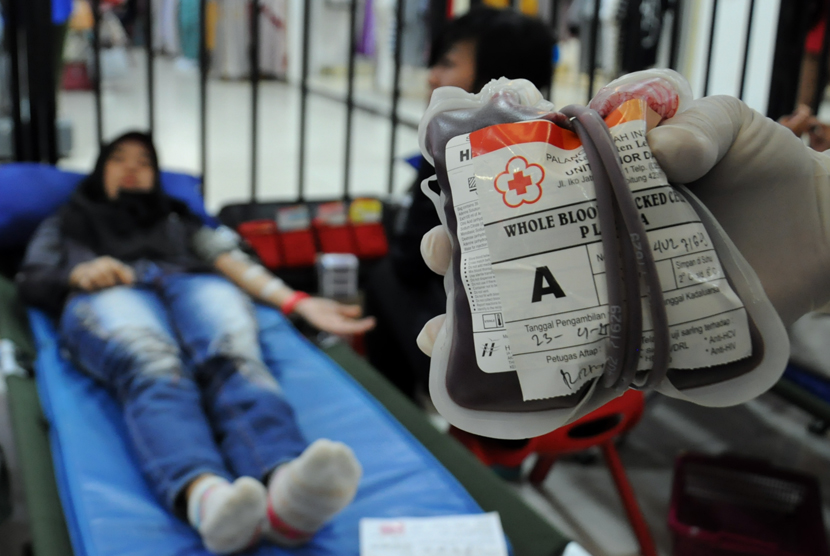 Pengunjung pusat perbelanjaan antusias mengikuti acara donor darah yang diselenggarakan PMI di Depok Town Square (ilustrasi)
