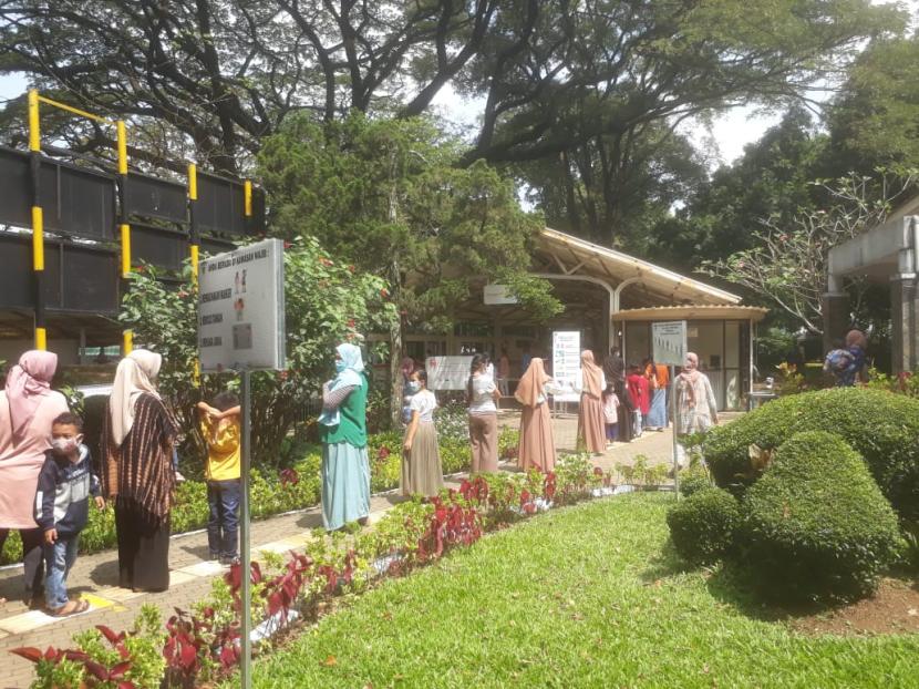 Para pengunjung ramai mendatangi objek wisata Taman Lalu Lintas di Kota Bandung, Jumat (14/5). Pada salah satu wahana, terjadi kepadatan pengunjunt yang sedang mengantre. 
