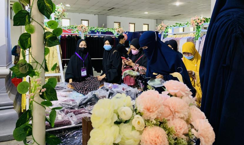 Para pengunjung sedang berbelanja di salah satu UMKM dalam acara Muslim Life Fair Yogyakarta di Jogja Expo Center, Yogyakarta, Jumat (3/6/2022).