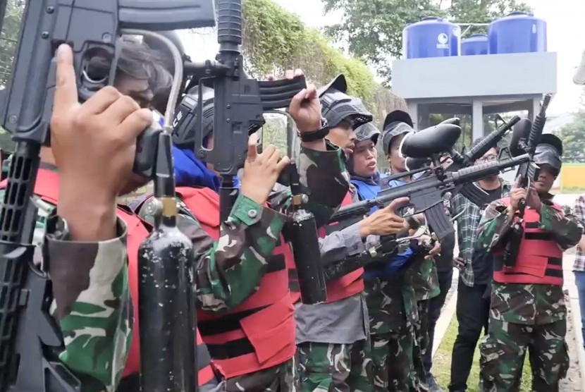 Para pengunjung yang akan bermain Paint Ball di Depok Seblast Paint Ball menerima arahan instruktur sebelum bermain.