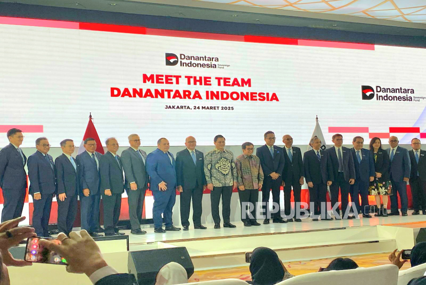 Para pengurus BPI Danantara berfoto bersama di Graha CIMB Niaga, Jakarta, Senin (24/3/2025). 