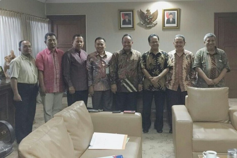 Para pengurus dan peneliti Indonesia Bermutu berfoto bersama dengan Kakanwil Kemenag DKI Abdurrahman.