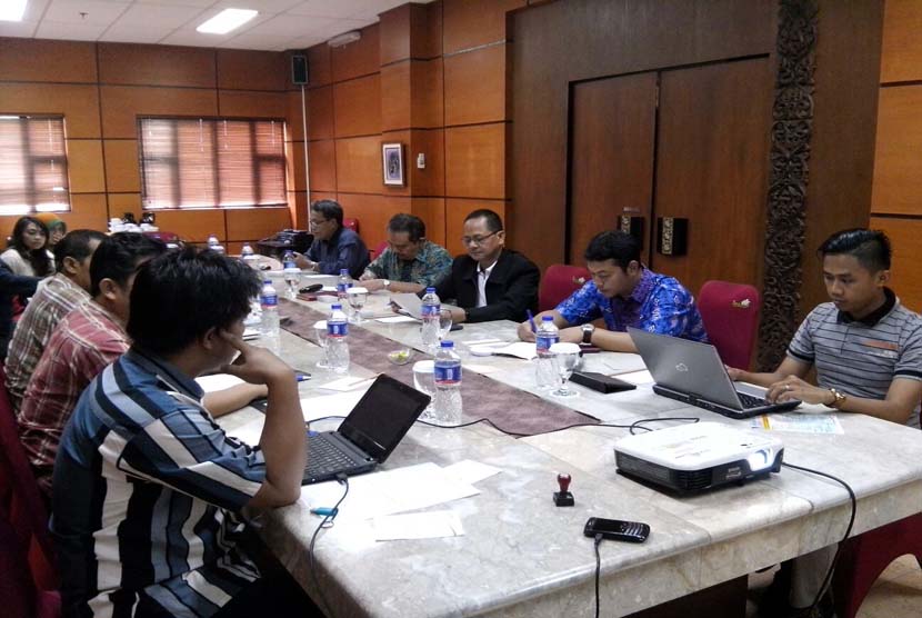 Para pengurus dan peneliti Indonesia Bermutu mengadakan rapat koordinasi persiapan rangkaian seminar pendidikan di Bandung, Ahad (11/10).