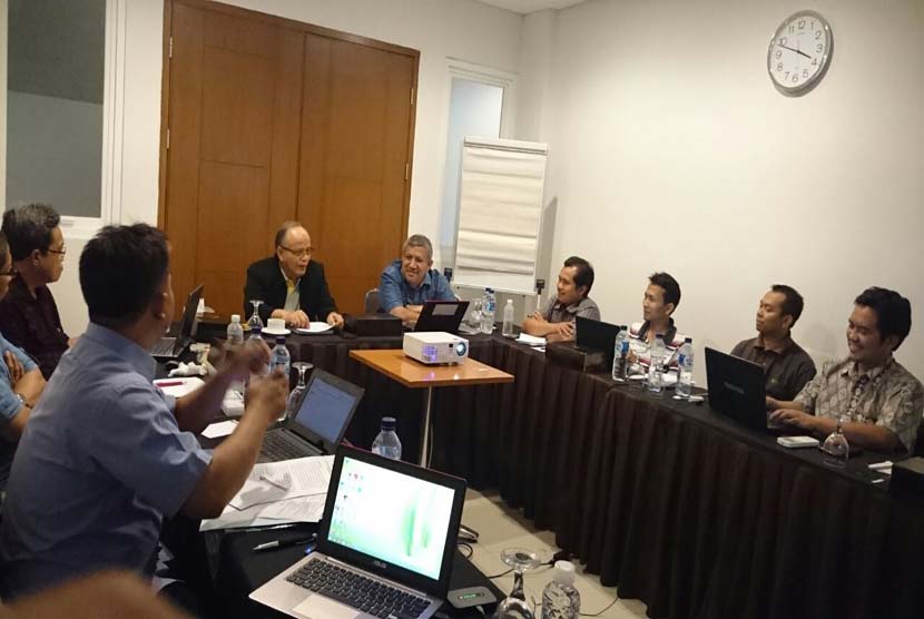 Para pengurus Indonesia Bermutu tengah berdiskusi membahas gagasan-gagasan bermutu di Bandung, Jawa Barat, Sabtu (5/9).
