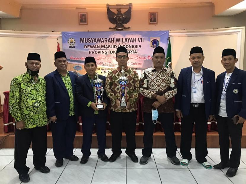 Para pengurus Masjid At Tin Green Pramuka Square memenangi Lomba Binaul Masjid 2020 tingkat DKI Jakarta