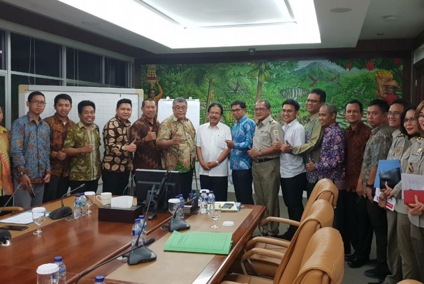 Para pengurus Masyarakat Ahli Survei Kadaster Indonesia (MASKI) berfoto bersama dengan  Menteri Agraria dan Tata Ruang/Kepala Badan Pertanahan Nasional, Sofyan Djalil. 