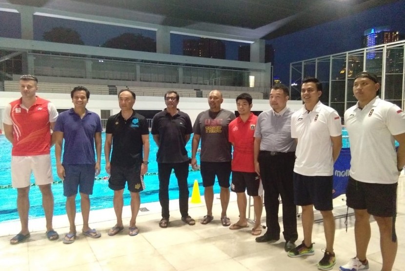 Para pengurus PB PRSI bersama tim pelatih polo air Indonesia dan Jepang.