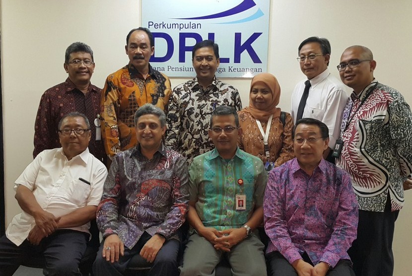 Para pengurus Perkumpulan Dana Pensiun Lembaga Keuangan berfoto bersama usai peresmian kantor P-DPLK di Jakarta, Kamis (18/8/2016).