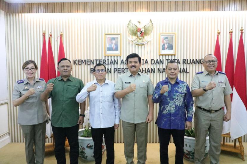 Para pengurus PWI Pusat yang diketuai Hendry Ch. Bangun (ketiga kiri) saat adiensi dengan Menteri Agraria dan Tata Ruang/Badan Pertanahan Nasional (ATR/BPN) Hadi Tjahjanto (ketiga kanan) pada Senin (23/10/2023) di Jakarta.