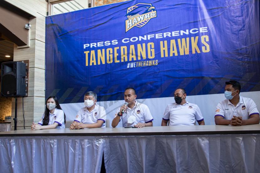Para pengurus dan pelatih Tangerang Hawks dalam konferensi pers di Lapangan Basket Hawks, Tangerang, Jumat (17/9).