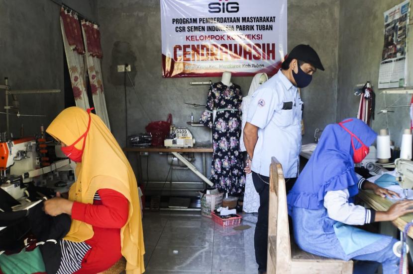 Para penjahit di UMKM Cendrawasih Desa Kapu, Kecamatan Merakurak, Kabupaten Tuban sedang memproduksi masker, baru- baru ini. Agar tetap produktif di masa pandemi, UMKM binaan SIG sedang ini melakukan inovasi produk dengan membuat masker.