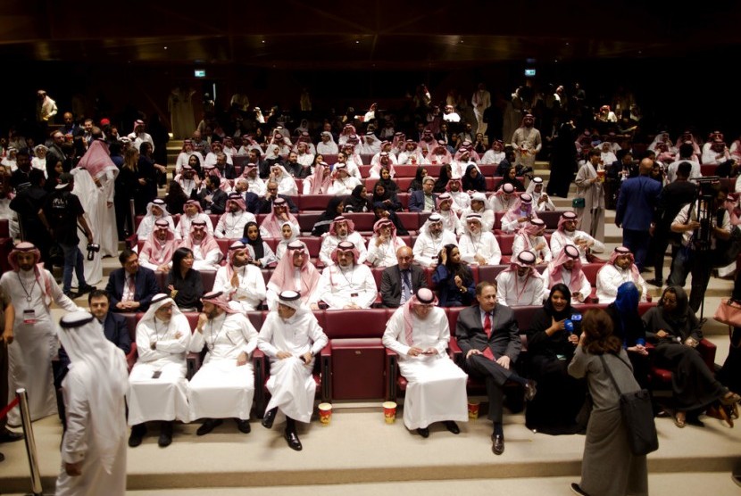 Para penonton di pemutaran perdana film di bioskop pertama di Arab Saudi, (18/4).