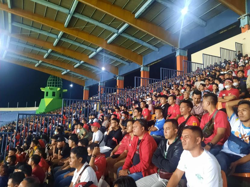 Para penonton laga timnas Indonesia vs Bangladesh di Stadion Si Jalak Harupat, Soreang, Bandung. Rabu (1/6/2022) malam.