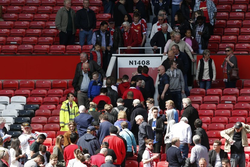  Para penonton Manchester United vs AFC Bournemouth sedang dievakukasi keluar stadion Old Trafford
