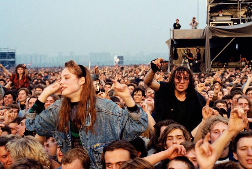 Para penonton memenuhi konser Monster of Rock 1991 di Moscow, Uni Soviet.