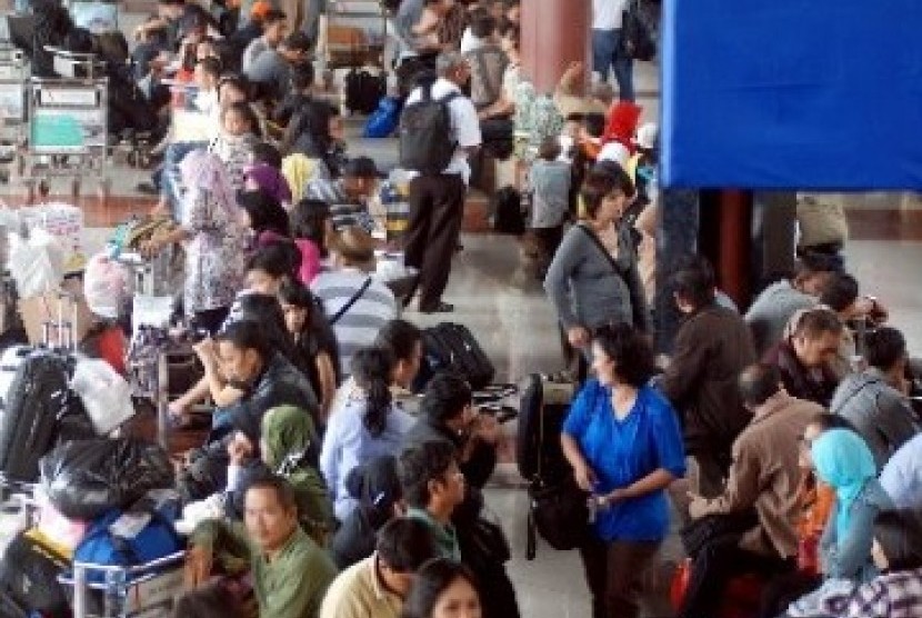 Para penumpang di bandara Soekarno-Hatta, Tangerang, Banten.