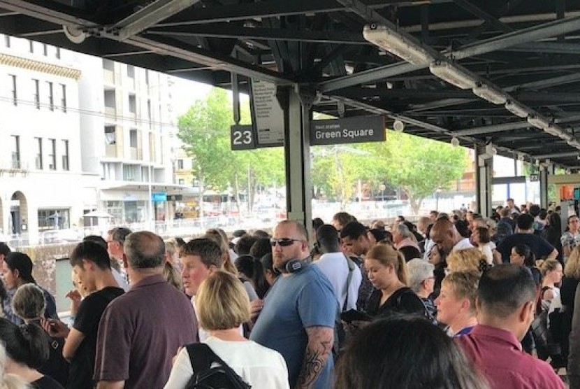 Para penumpang di Central Station Sydney menunggu kereta selama beberapa jam.