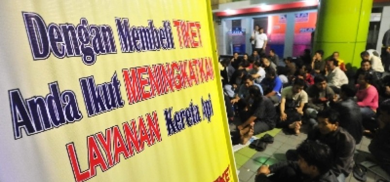 Para penumpang di Stasiun Gambir, Jakarta.