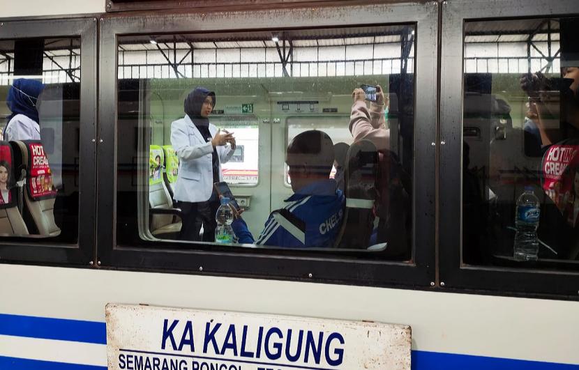 Para penumpang Kereta Kaligung naik di Stasiun Semarang Poncol, Kamis (5/3/2021).