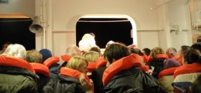 Para penumpang Kapal Costa Concordia bersiap untuk menyelamatkan diri.