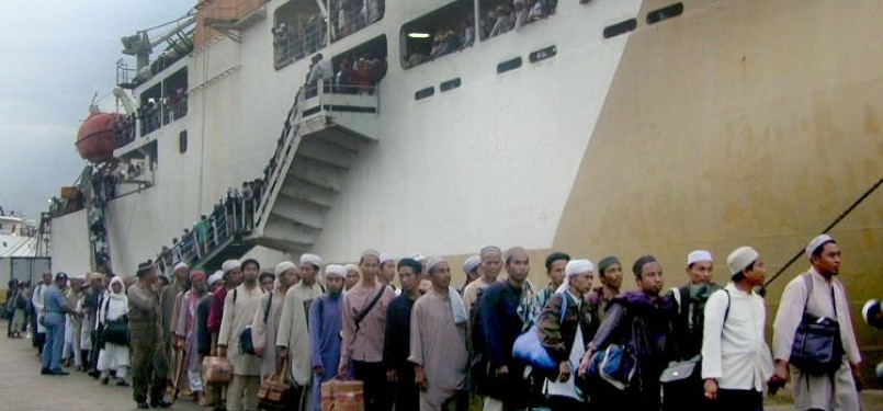 Para penumpang kapal yang turun dari kapal yang merapat di Pelabuhan Tanjung Perak, Surabaya, Jawa Timur.