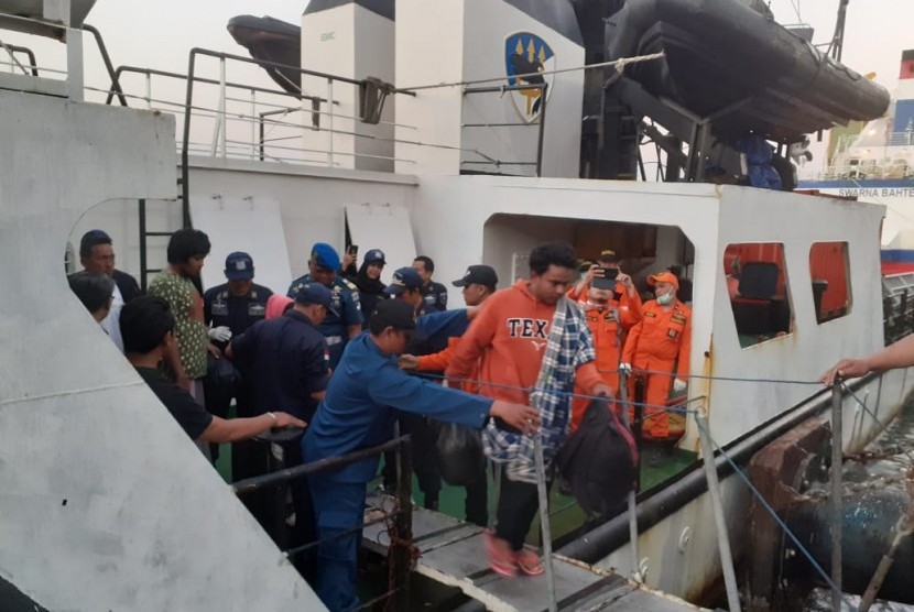 Para penumpang KM Santika Nusantara saat dievakuasi, Sabtu (14/8).