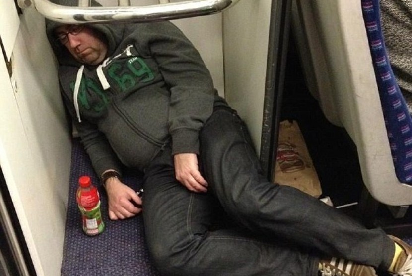 Para penumpang KRL di London tertidur karena kelelahan.