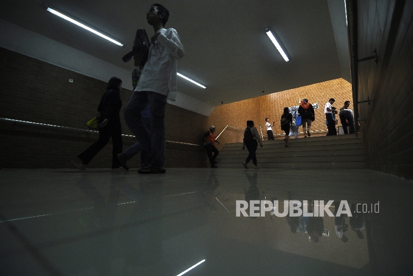  Para penumpang melewati underpass Stasiun Tebet, Jakarta Selatan, Selasa (25/7). 
