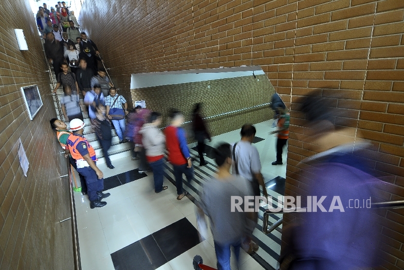  Para penumpang melewati underpass Stasiun Tebet, Jakarta Selatan, Selasa (25/7).