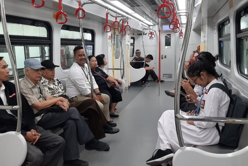 Para penumpang menaiki LRT Jakarta yang sudah menerapkan tarif resmi sejak Ahad (1/12) lalu.