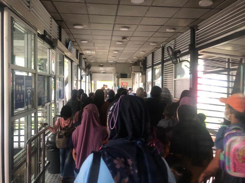 Para penumpang Transjakarta antri melakukan tap in tap out di Halte Monas. PT Transjakarta akan memperluas Halte Monas untuk mengantisipasi kepadatan penumpang.