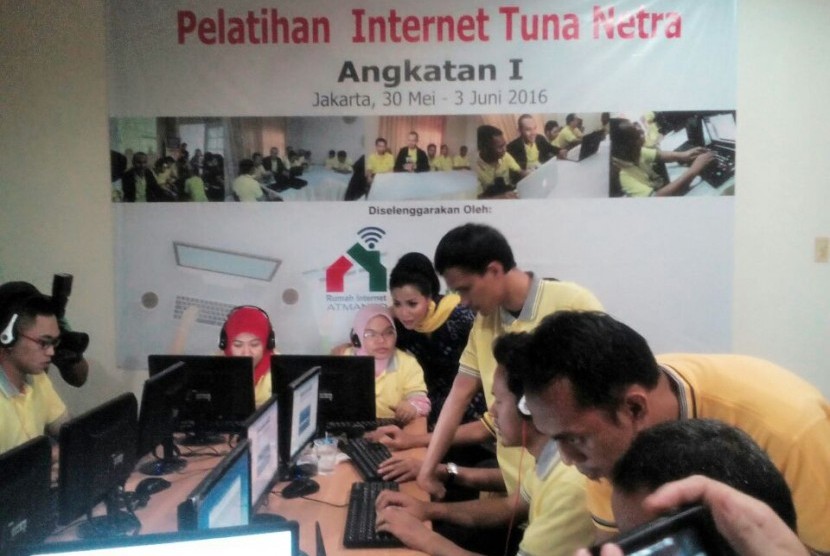 Para penyandang tunanetra mengikuti pelatihan internet