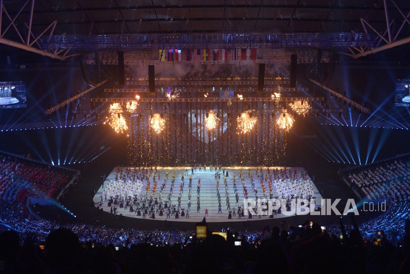 Para penyanyi dan penari tampil dalam upacara pembukaan SEA Games 2019 di Philippine Arena, Bulacan, Filipina, Sabtu (30/11/2019).