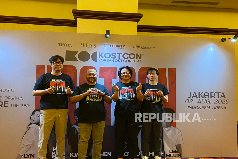 Para penyelenggara Korea OST Concert (KOSTCON) 2025 dalam konferensi pers di kawasan Mega Kuningan Jakarta, Rabu (9/7/2025). 