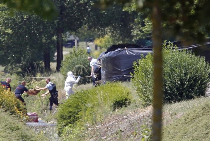 Para penyidik polisi Prancis sedang menyelidiki tempat ditemukannya penggalan kepala di Saint-Quentin-Fallavier