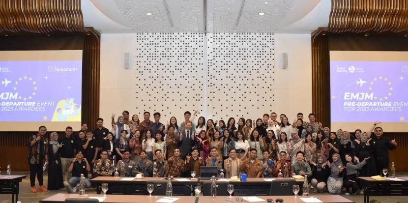 Para peraih beasiswa Erasmus Mundus Joint Masters 2023 berfoto bersama tim delegasi Uni Eropa untuk Indonesia.