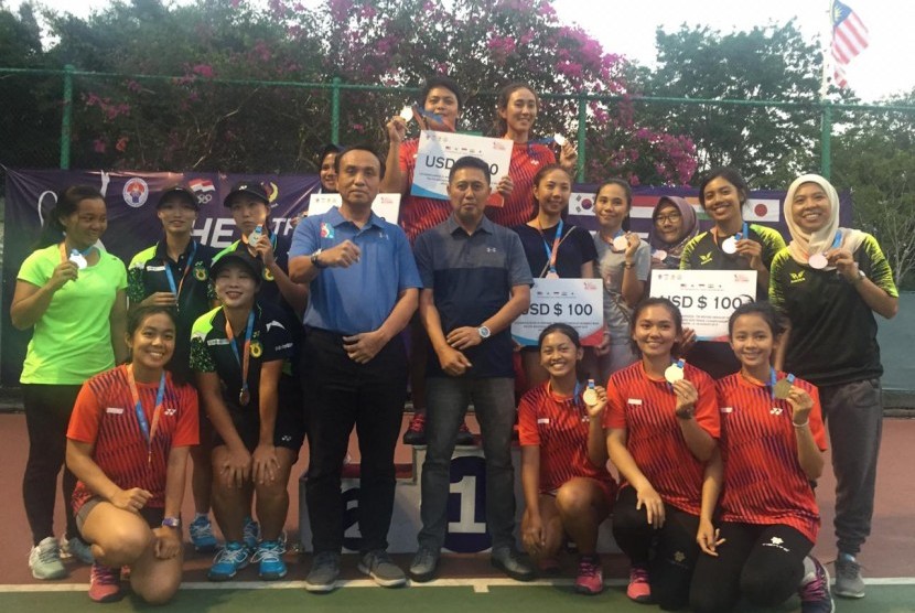 Para peraih medali di The 5th Indonesia Soft Tennis Championships 2019.