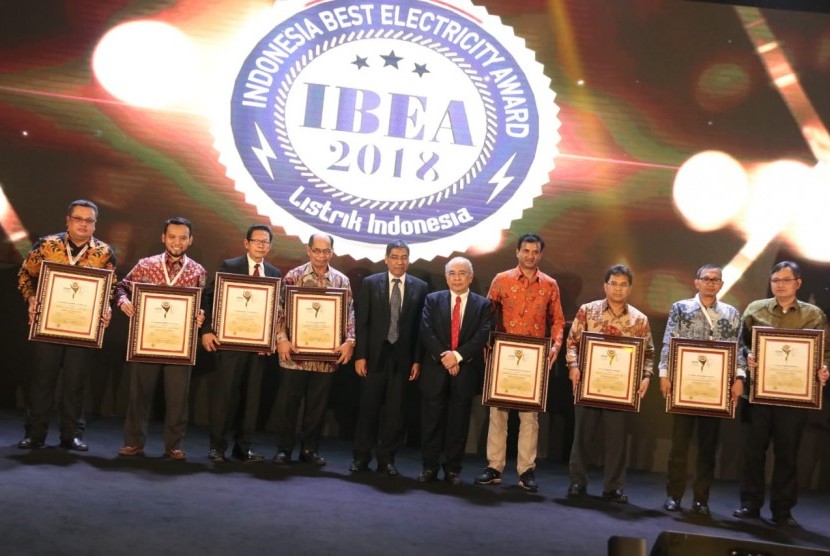 Para peraih penghargaan dalam ajang Indonesia Best Electricity Award (IBEA) 2018. 