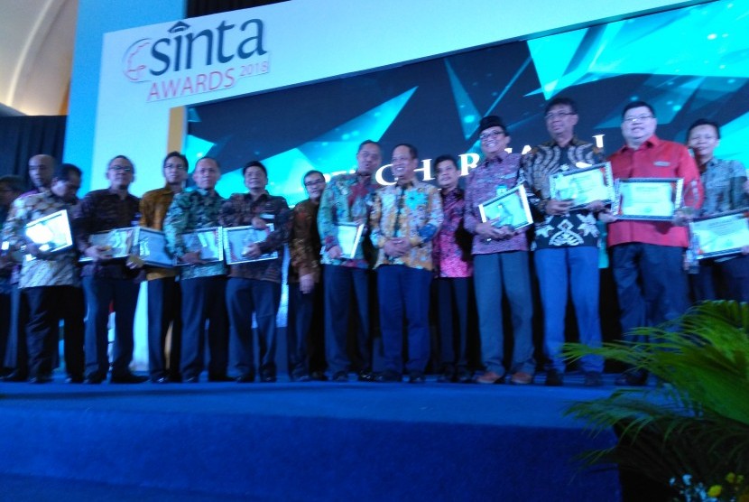 Para peraih penghargaan Sinta 2018 berpose bersama Menristekdikti M Nasir di Jakarta,  Rabu (4/7).