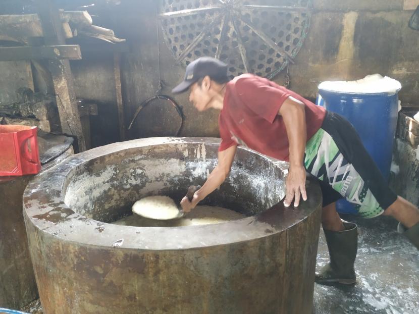 Para perajin di Kampung Nagrog Kulon, Kelurahan Sukamaju Kidul, Kecamatan Indihiang, Kota Tasikmalaya, memproduksi tahu, Senin (21/2/2022). Para perajin tahu di Kota Tasikmalaya akan melakukan mogok produksi pada Selasa (22/2/2022).