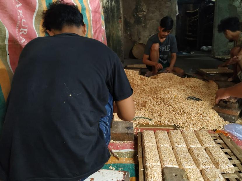 Para perajin memproduksi tempe di Kampung Sukamaju, Kelurahan Panglayungan, Kecamatan Cipedes, Kota Tasikmalaya, Selasa (5/1). Ukuran tempe diperkecil oleh para perajin lantaran harga kedelai mahal.
